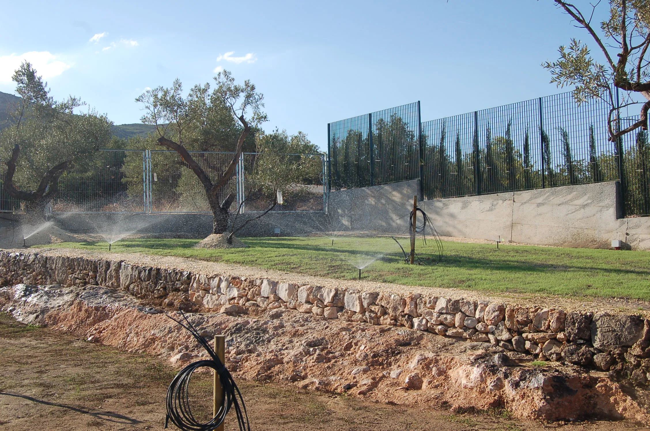 Instal·lació i automatització de reg per al jardí