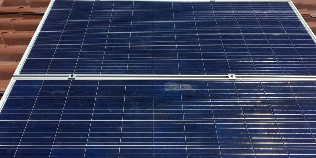 Instal·lació d’energia solar fotovoltaica per l’autoconsum d’un habitatge familiar