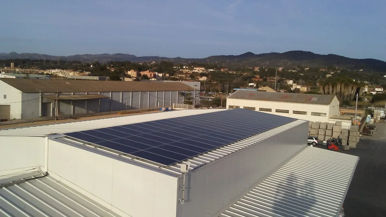 Instalación de energía solar fotovoltaica para una planta de fabricación de hielo